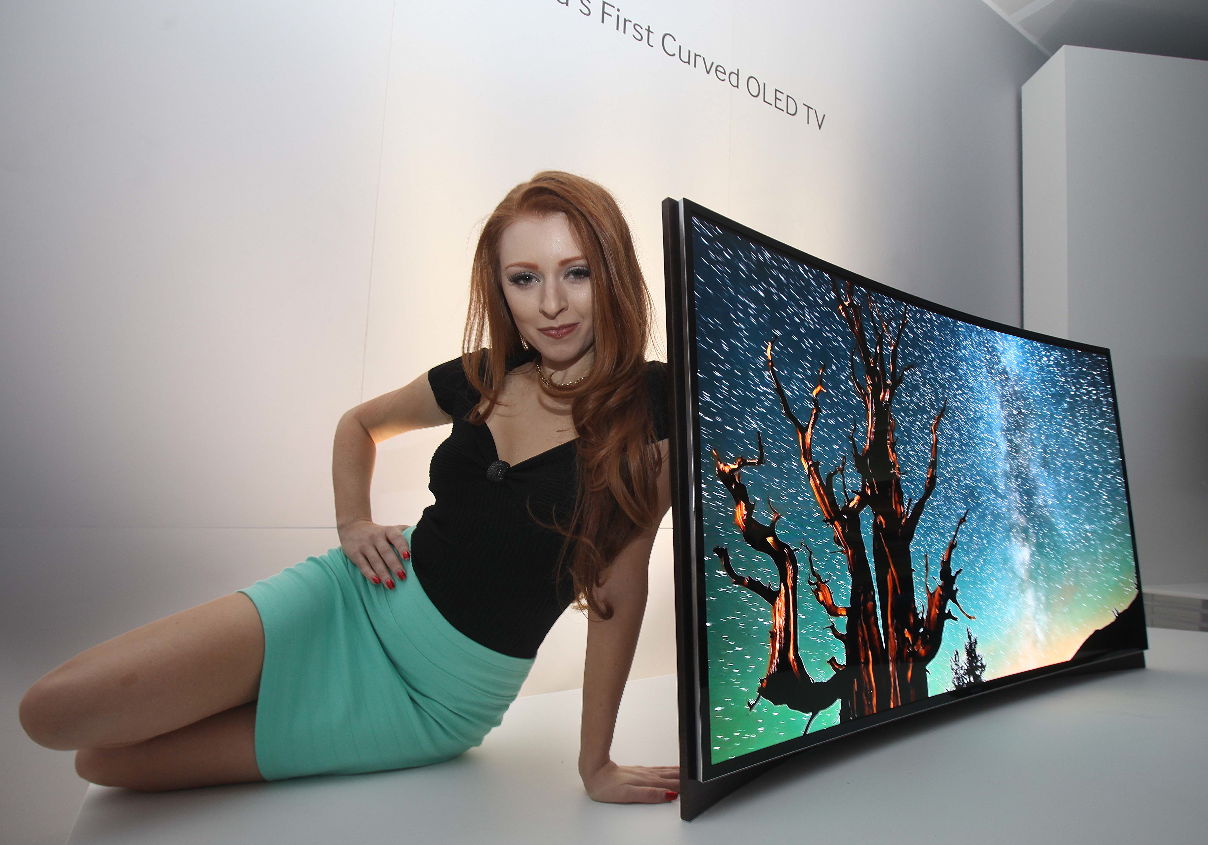 Samsung - hajlított képernyős OLED TV