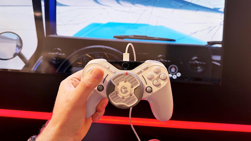 Erővisszajelzéses kormány a játékkonzol közepén!